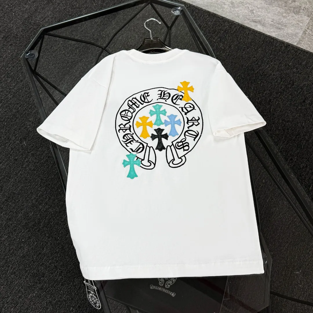 P180 Chrome Hearts Chrome Hearts 25 high-end versions. The fabric is made of 300 grams of high-density pure cotton. It does not deform or shrink. It has three labels. It is the same style for men and women. Technology: leather embroidery. Color: white, black. SIZE: S-XL.